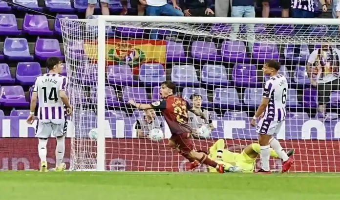 Deportivo de la Coruña, Valladolid, ascenso HYPER FOTOGRAFÍA. VALLADOLID (CASTILLA Y LEÓN), 24 DE MAYO DE 2026. El Deportivo regresa a la primera tras aquella dura derrota ante el Barça. El centrocampista del Deportivo Mario Soriano (c) celebra el primer gol del equipo gallego durante el partido de la jornada 41 de la Liga Hypermotion que disputan el RC Deportivo de La Coruña y el Real Valladolid, este domingo en el estadio José Zorrilla de Valladolid. Efe