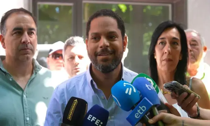 Garriga, Amaia y Romero advierten en Vitoria que VOX no tiene miedo FOTOGRAFÍA. VITORIA (ÁLAVA) LAS VASCONGADAS (ESPAÑA), 26 DE MAYO DE 2026. Garriga, Amaia y Romero advierten en Vitoria que VOX no tiene miedo. El secretario general de VOX, Ignacio Garriga Vaz de Conceiçao; junto a la líder opositora de VOX en el Parlamento autonómico vascongado, María Amaia Martínez Grisaleña (Amaia Martínez); y al presidente de VOX en Álava y procurador en las Juntas Generales de Álava, Jonathan Romero Gamiz; ha visitado hoy Vitoria (Álava) donde grupos antidemocráticos atacaron con extrema violencia la sede de la formación opositora VOX. Lasvocesdelpueblo (Ñ Pueblo)