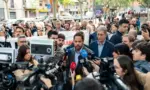 FOTOGRAFÍA. ESPLUGUES DE LLOBREGAT (BARCELONA) ESPAÑA, 04 DE MAYO DE 2026. VOX denuncia el silencio de la Generalitat en el crimen de Esplugues. El secretario general de VOX, Ignacio Garriga Vaz de Conceiçao; junto al portavoz del Grupo parlamentario de VOX en el Parlamento de Cataluña y presidente de VOX en la provincia de Barcelona, Joan Garriga Doménech; y el concejal del Grupo Municipal de VOX en el Ayuntamiento de Esplugues de Llobregat, Daniel Lafuente Arbós; entre otros, ha rechazado esta tarde y noche el auge de la violencia en Esplugues, vinculado a la inmigración masiva y ha denunciado el silencio cómplice mediático y gubernamental. Lasvocesdelpueblo (Ñ Pueblo)