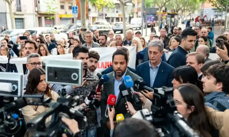 FOTOGRAFÍA. ESPLUGUES DE LLOBREGAT (BARCELONA) ESPAÑA, 04 DE MAYO DE 2026. VOX denuncia el silencio de la Generalitat en el crimen de Esplugues. El secretario general de VOX, Ignacio Garriga Vaz de Conceiçao; junto al portavoz del Grupo parlamentario de VOX en el Parlamento de Cataluña y presidente de VOX en la provincia de Barcelona, Joan Garriga Doménech; y el concejal del Grupo Municipal de VOX en el Ayuntamiento de Esplugues de Llobregat, Daniel Lafuente Arbós; entre otros, ha rechazado esta tarde y noche el auge de la violencia en Esplugues, vinculado a la inmigración masiva y ha denunciado el silencio cómplice mediático y gubernamental. Lasvocesdelpueblo (Ñ Pueblo)