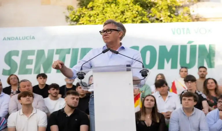 FOTOGRAFÍA. ROQUETAS DE MAR (ALMERÍA) ANDALUCÍA (ESPAÑA), 06 DE MAYO DE 2026. El presidente de VOX y de patriots of Europe, Santiago Abascal Conde; la portavoz del grupo Parlamentario de VOX en el Congreso de los Diputados, María José Rodríguez de Millán Parro (Pepa Millán); y el candidato de VOX a presidir la Junta de Andalucía para las elecciones autonómicas andaluzas del próximo domingo 17 de mayo de 2026, Manuel Gavira Florentino, participaron hoy en un acto de campaña electoral en Jerez de la Frontera, junto a los candidatos de VOX por la provincia al Parlamento de Andalucía. Lasvocesdelpueblo (Ñ Pueblo)