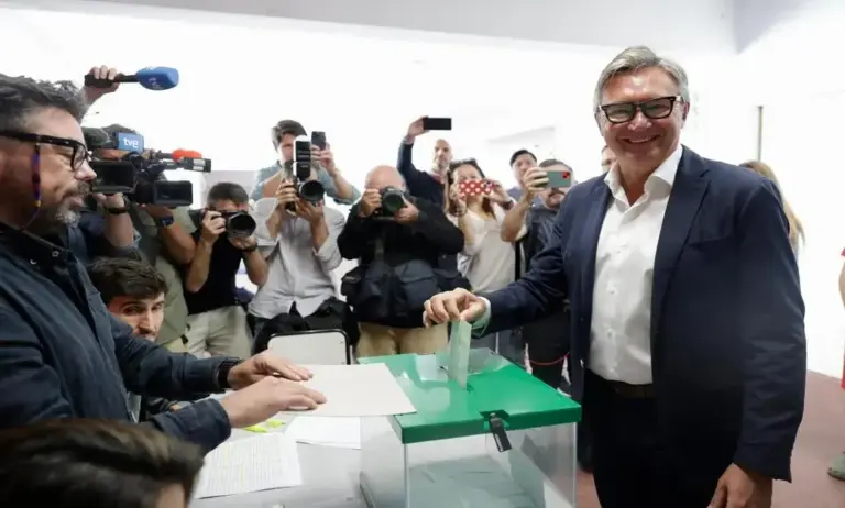 FOTOGRAFÍA. CÁDIZ (ANDALUCÍA) ESPAÑA, 17 DE MAYO DE 2026. El candidato de VOX Manuel Gavira ejerce su derecho al voto junto a su mujer. El candidato de VOX a la Presidencia de la Junta de Andalucía, Manuel Gavira Florentino "Manolo Gavira" (en la imagen), junto a su esposa, ha ejercido su derecho al voto esta mañana sobre las 11:30 horas en el Colegio San Vicente de Paúl. C. Granja San Ildefonso, 8, dentro de las votaciones de la jornada electoral del 17M Elecciones Andalucía 2026. Lasvocesdelpueblo (Ñ Pueblo)