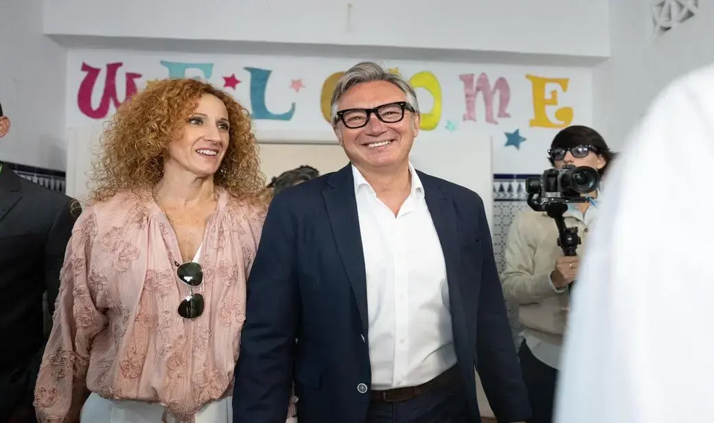 FOTOGRAFÍA. CÁDIZ (ANDALUCÍA) ESPAÑA, 17 DE MAYO DE 2026. El candidato de VOX Manuel Gavira ejerce su derecho al voto junto a su mujer. El candidato de VOX a la Presidencia de la Junta de Andalucía, Manuel Gavira Florentino "Manolo Gavira", junto a su esposa, ha ejercido su derecho al voto esta mañana sobre las 11:30 horas en el Colegio San Vicente de Paúl. C. Granja San Ildefonso, 8, dentro de las votaciones de la jornada electoral del 17M Elecciones Andalucía 2026. Lasvocesdelpueblo (Ñ Pueblo)