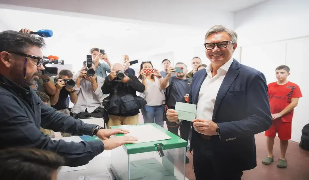 FOTOGRAFÍA. CÁDIZ (ANDALUCÍA) ESPAÑA, 17 DE MAYO DE 2026. El candidato de VOX Manuel Gavira ejerce su derecho al voto junto a su mujer. El candidato de VOX a la Presidencia de la Junta de Andalucía, Manuel Gavira Florentino "Manolo Gavira" (en la imagen), junto a su esposa, ha ejercido su derecho al voto esta mañana sobre las 11:30 horas en el Colegio San Vicente de Paúl. C. Granja San Ildefonso, 8, dentro de las votaciones de la jornada electoral del 17M Elecciones Andalucía 2026. Lasvocesdelpueblo (Ñ Pueblo)