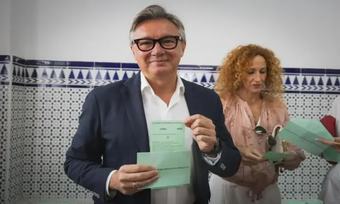 FOTOGRAFÍA. CÁDIZ (ANDALUCÍA) ESPAÑA, 17 DE MAYO DE 2026. El candidato de VOX Manuel Gavira ejerce su derecho al voto junto a su mujer. El candidato de VOX a la Presidencia de la Junta de Andalucía, Manuel Gavira Florentino "Manolo Gavira", junto a su esposa, ha ejercido su derecho al voto esta mañana sobre las 11:30 horas en el Colegio San Vicente de Paúl. C. Granja San Ildefonso, 8, dentro de las votaciones de la jornada electoral del 17M Elecciones Andalucía 2026. Lasvocesdelpueblo (Ñ Pueblo)