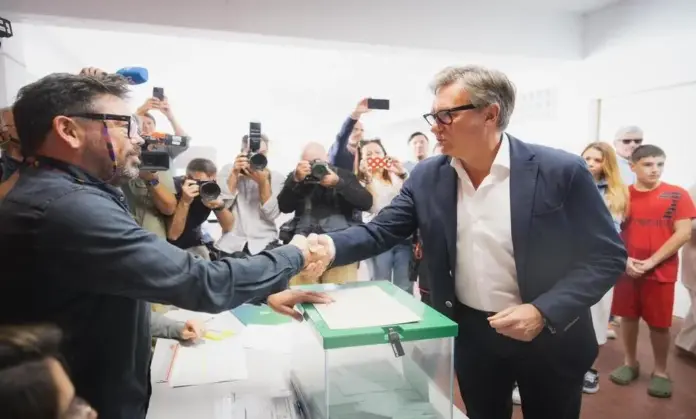 FOTOGRAFÍA. CÁDIZ (ANDALUCÍA) ESPAÑA, 17 DE MAYO DE 2026. El candidato de VOX Manuel Gavira ejerce su derecho al voto junto a su mujer. El candidato de VOX a la Presidencia de la Junta de Andalucía, Manuel Gavira Florentino "Manolo Gavira" (en la imagen), junto a su esposa, ha ejercido su derecho al voto esta mañana sobre las 11:30 horas en el Colegio San Vicente de Paúl. C. Granja San Ildefonso, 8, dentro de las votaciones de la jornada electoral del 17M Elecciones Andalucía 2026. Lasvocesdelpueblo (Ñ Pueblo)