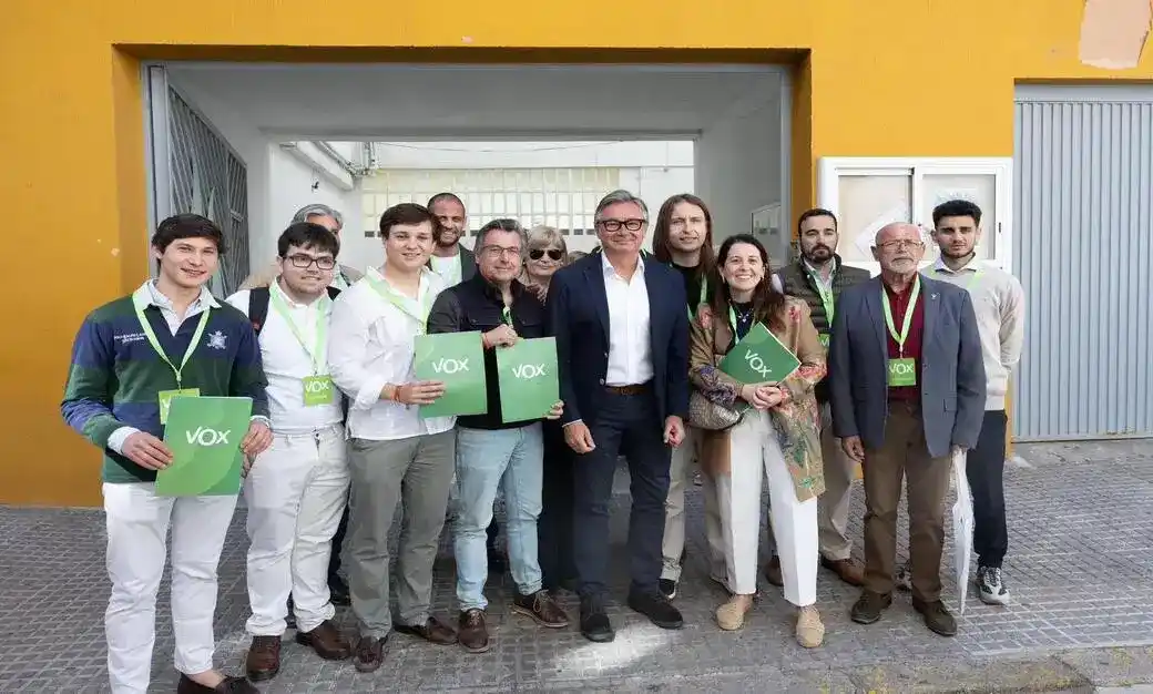 FOTOGRAFÍA. CÁDIZ (ANDALUCÍA) ESPAÑA, 17 DE MAYO DE 2026. El candidato de VOX Manuel Gavira ejerce su derecho al voto junto a su mujer. El candidato de VOX a la Presidencia de la Junta de Andalucía, Manuel Gavira Florentino "Manolo Gavira", junto a su esposa, ha ejercido su derecho al voto esta mañana sobre las 11:30 horas en el Colegio San Vicente de Paúl. C. Granja San Ildefonso, 8, dentro de las votaciones de la jornada electoral del 17M Elecciones Andalucía 2026. Lasvocesdelpueblo (Ñ Pueblo)