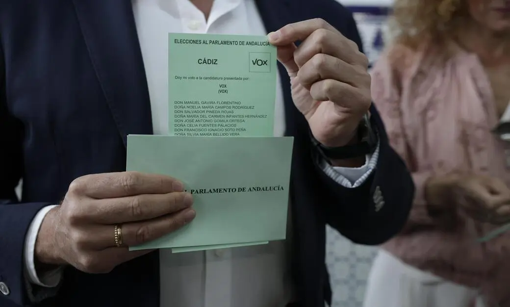 FOTOGRAFÍA. CÁDIZ (ANDALUCÍA) ESPAÑA, 17 DE MAYO DE 2026. El candidato de VOX Manuel Gavira ejerce su derecho al voto junto a su mujer. El candidato de VOX a la Presidencia de la Junta de Andalucía, Manuel Gavira Florentino "Manolo Gavira", junto a su esposa, ha ejercido su derecho al voto esta mañana sobre las 11:30 horas en el Colegio San Vicente de Paúl. C. Granja San Ildefonso, 8, dentro de las votaciones de la jornada electoral del 17M Elecciones Andalucía 2026. Lasvocesdelpueblo (Ñ Pueblo)