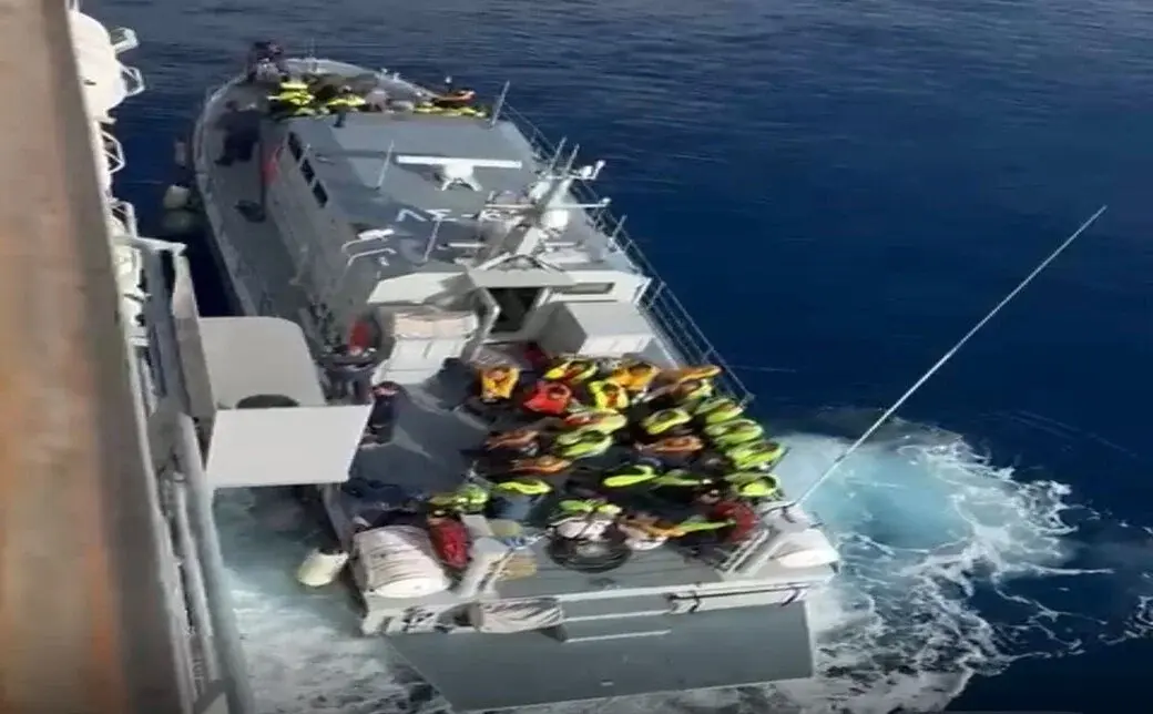 FOTOGRAFÍA. GRECIA, 01 DE MAYO DE 2026. La armada del Estado de Israel traslada a Grecia a los integrantes de la Global Sumud Flotilla (Flotimma Global Sumud) del grupo terrorista Hamas, tras interceptación y captura en aguas internacionales. dos de ellos, el terrorista español Saif Abu Keshek y el terrorista brasileño Thiago de Ávila e Silva Oliveira (Thiago Ávila) fueron trasladados a israel por sus vínculos directos con el grupo terrorista Hamás al ser miembros de la entidad fachada de Hamás, declarada como "Organización Terrorista Global" Conferencia Palestina para Palestinos en el Extranjero (PCPA) por parte de Estados Unidos de América (EEUU). Ministerio de Asuntos Exteriores de Israel/Lasvocesdelpueblo (Ñ Pueblo)
