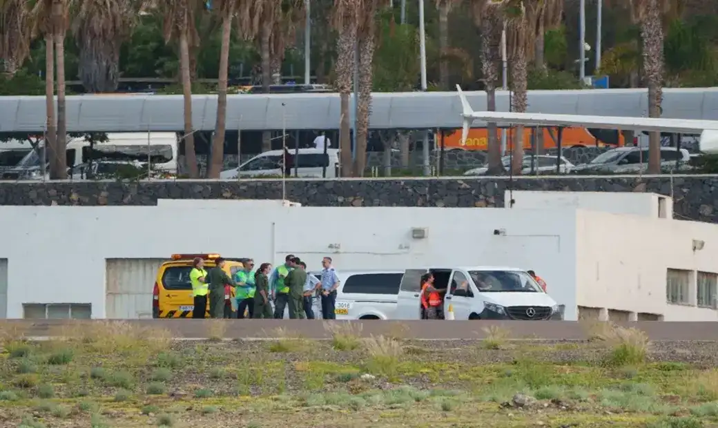 FOTOGRAFÍA. GRANADILLA DE ABONA (TENERIFE) ISLAS CANARIAS (ESPAÑA), 10 DE MAYO DE 2026. En la imagen, personal del Ejército del Aire espera la llegada de los pasajeros evacuados del crucero MV Hondius del brote de hantavirus en el aeropuerto Tenerife Sur. Efe