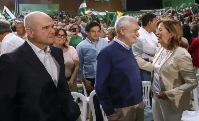 FOTOGRAFÍA. SEVILLA (ANDALUCÍA) ESPAÑA, 15 DE MAYO DE 2026. Sánchez, Griñán, Chaves y Montero: Vayamos a votar todos al PSOE en Andalucía.  Los condenados por corrupción y organización criminal, exsecretarios general del Partido Socialista de Andalucía (PSOE) y expresidentes de la Junta de Andalucía, Manuel María Chaves González (Manuel Chaves) (i) y José Antonio Griñán Martínez (c) durante el cierre de campaña electoral que los socialistas celebran hoy viernes en Sevilla. Efe
