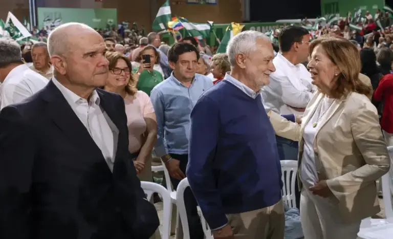 FOTOGRAFÍA. SEVILLA (ANDALUCÍA) ESPAÑA, 15 DE MAYO DE 2026. Sánchez, Griñán, Chaves y Montero: Vayamos a votar todos al PSOE en Andalucía.  Los condenados por corrupción y organización criminal, exsecretarios general del Partido Socialista de Andalucía (PSOE) y expresidentes de la Junta de Andalucía, Manuel María Chaves González (Manuel Chaves) (i) y José Antonio Griñán Martínez (c) durante el cierre de campaña electoral que los socialistas celebran hoy viernes en Sevilla. Efe