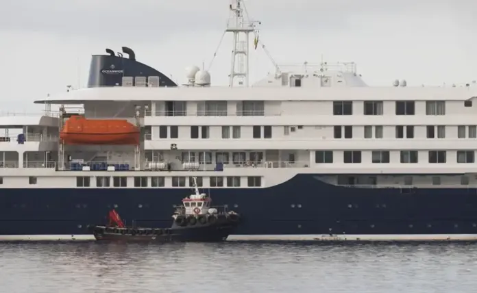 FOTOGRAFÍA. GRANADILLA DE ABONA (TENERIFE) ISLAS CANARIAS (ESPAÑA), 10 DE MAYO DE 2026. DGMM de Pedro Sánchez ordena la entrada a España del crucero con hantavirus. El crucero neerlandés MV Hondius  con brote de hantavirus, frente al puerto de Granadilla de Abona, en Tenerife, en las Islas Canarias (España). Efe