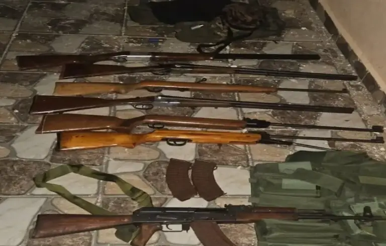FOTOGRAFÍA. SUR DEL LÍBANO (LÍBANO), 12 DE MAYO DE 2026. Ejército de Israel destruye plataforma de lanzamiento de cohetes y drones y elimina a varios terroristas saboteadores del grupo islamofascista terrorista proxy del régimen ayatolá Hezbolá, en el sur del Líbano. Entre los medios de combate encontrados: armas del tipo Kalashnikov, cargas explosivas, misiles y municiones de combate adicionales. Lasvocesdelpueblo (Ñ Pueblo)
