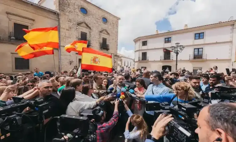 FOTOGRAFÍA. ÚBEDA (ANDALUCÍA) ESPAÑA, 04 DE MAYO DE 2026. Abascal advierte de que Pedro Sánchez está dispuesto a robarnos las elecciones de 2027. El presidente de VOX, Santiago Abascal Conde, durante una rueda de prensa en Úbeda, Comunidad Autónoma de Andalucía. Lasvocesdelpueblo (Ñ Pueblo)