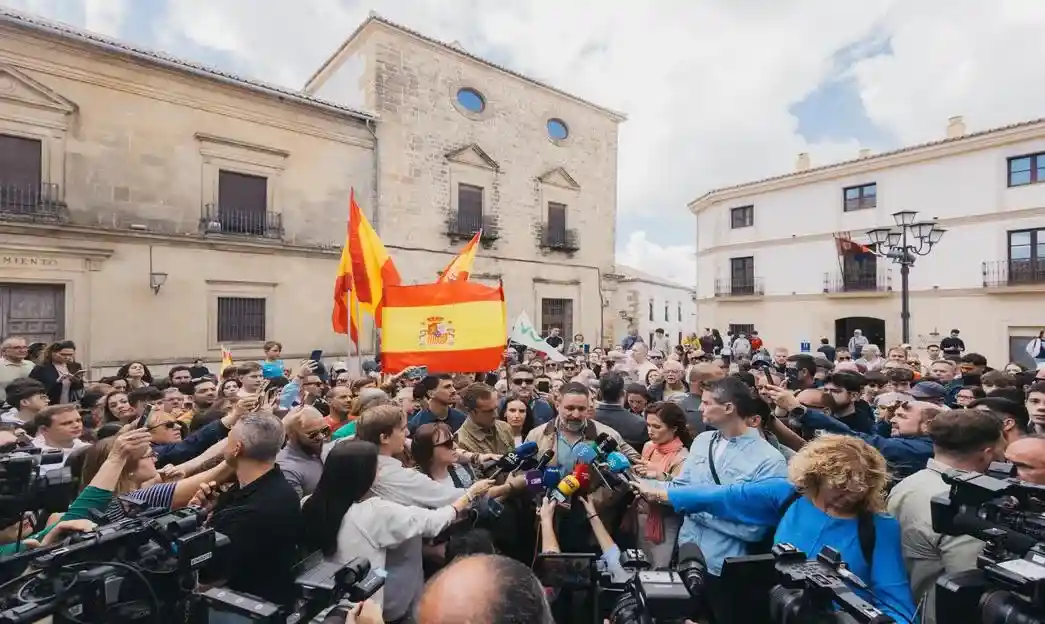 FOTOGRAFÍA. ÚBEDA (ANDALUCÍA) ESPAÑA, 04 DE MAYO DE 2026. Abascal advierte de que Pedro Sánchez está dispuesto a robarnos las elecciones de 2027. El presidente de VOX, Santiago Abascal Conde, durante una rueda de prensa en Úbeda, Comunidad Autónoma de Andalucía. Lasvocesdelpueblo (Ñ Pueblo)