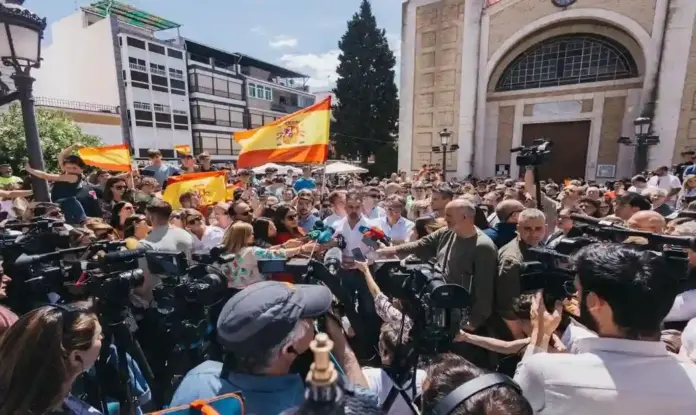 FOTOGRAFÍA. PUENTE GENIL (CÓRDOBA) ANDALUCÍA (ESPAÑA), 05 DE MAYO DE 2026. Abascal: El único voto contra Sánchez es el voto a Manuel Gavira. El presidente de VOX, Santiago Abascal Conde; junto al candidato de VOX a la presidencia de la Junta de Andalucía, Manuel Gavira Florentino; ha visitado hoy Puente Genil, Córdoba, desde donde ha valorado la actualidad política sin censura a las preguntas de los periodistas, como siempre. Lasvocesdelpueblo (Ñ Pueblo)