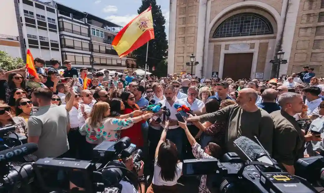 FOTOGRAFÍA. PUENTE GENIL (CÓRDOBA) ANDALUCÍA (ESPAÑA), 05 DE MAYO DE 2026. Abascal: El único voto contra Sánchez es el voto a Manuel Gavira. El presidente de VOX, Santiago Abascal Conde; junto al candidato de VOX a la presidencia de la Junta de Andalucía, Manuel Gavira Florentino; ha visitado hoy Puente Genil, Córdoba, desde donde ha valorado la actualidad política sin censura a las preguntas de los periodistas, como siempre. Lasvocesdelpueblo (Ñ Pueblo)