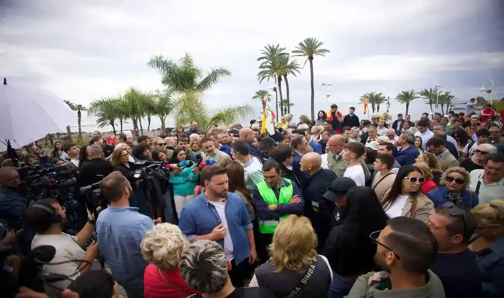FOTOGRAFÍA. ALMUÑÉCAR) ANDALUCÍA) ESPAÑA, 07 DE MAYO DE 2026. Abascal: Prioridad nacional para los marroquíes en Marruecos y para los españoles en España. El presidente de VOX, Santiago Abascal Conde, valora la actualidad política española y andaluza desde Almuñécar, Comunidad Autónoma de Andalucía, dentro de los actos de la campaña electoral de su formación, con candidato a la presidencia de la Junta de Andalucía, Manuel Gavira Florentino, del próximo domingo 17 de mayo de 2026. Lasvocesdelpueblo (Ñ Pueblo)