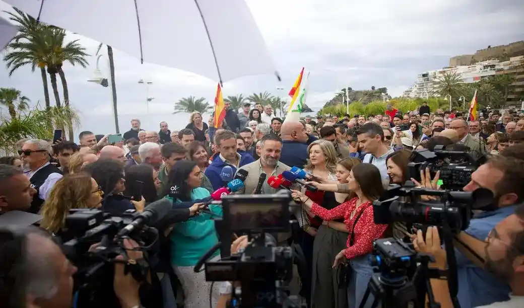 FOTOGRAFÍA. ALMUÑÉCAR) ANDALUCÍA) ESPAÑA, 07 DE MAYO DE 2026. Abascal: Prioridad nacional para los marroquíes en Marruecos y para los españoles en España. El presidente de VOX, Santiago Abascal Conde, valora la actualidad política española y andaluza desde Almuñécar, Comunidad Autónoma de Andalucía, dentro de los actos de la campaña electoral de su formación, con candidato a la presidencia de la Junta de Andalucía, Manuel Gavira Florentino, del próximo domingo 17 de mayo de 2026. Lasvocesdelpueblo (Ñ Pueblo)
