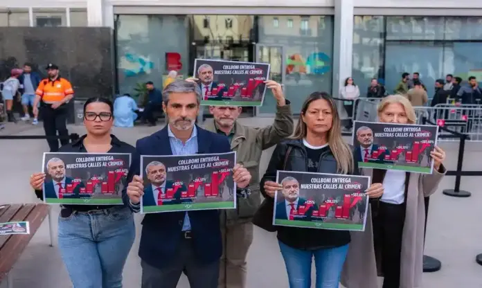 FOTOGRAFÍA. BARCELONA (CATALUÑA) ESPAÑA), 08 DE MAYO DE 2026. Aumentan las violaciones en Barcelona un 291 %; tráfico de drogas un 400 % y homicidios en grado de tentativa un 125 %. El presidente del grupo municipal de VOX en el Ayuntamiento de Barcelona, Gonzalo de Oro-Pulido Plaza (2 i); junto a los concejales de distritos de VOX, denuncia el aumento de la delincuencia en la ciudad de Barcelona. Lasvocesdelpueblo (Ñ Pueblo)