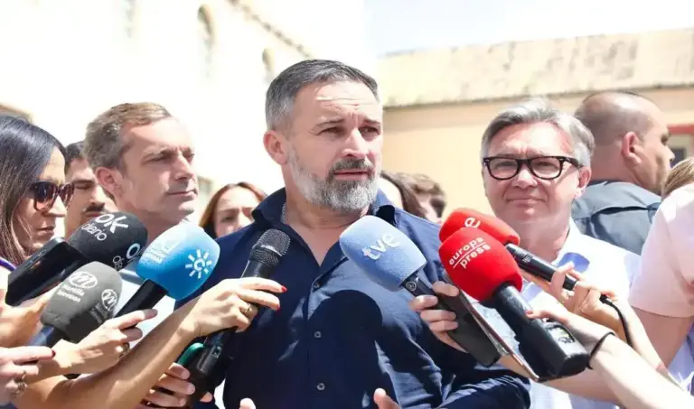 FOTOGRAFÍA. MONTILLA (ANDALUCÍA) ESPAÑA, 8 DE MAYO DE 2026. Abascal avisa a Moreno Bonilla: La prioridad nacional será determinante el 17 de mayo. El presidente de VOX, Santiago Abascal Conde, atiende los medios de comunicación en Montilla, Comunidad Autónoma de Andalucía, dentro de los actos de campaña electoral de Elecciones Andalucía 2026 (17 de Mayo, 17M). El actual portavoz parlamentario andaluz, Manuel Gavira Florentino, es el candidato de la formación a la Presidencia de la Junta de Andalucía. Lasvocesdelpueblo (Ñ Pueblo)