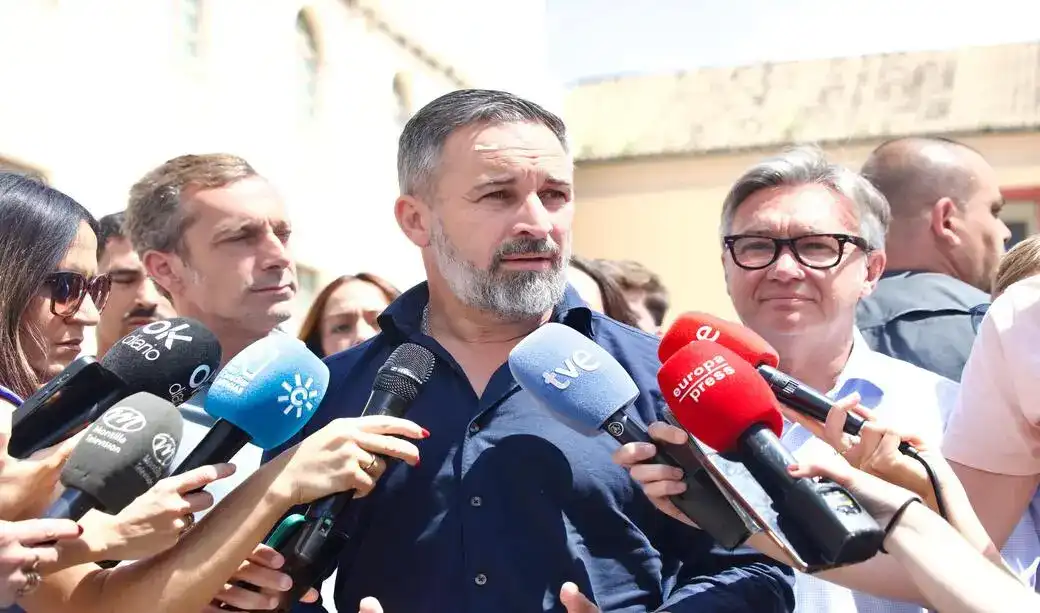 FOTOGRAFÍA. MONTILLA (ANDALUCÍA) ESPAÑA, 8 DE MAYO DE 2026. Abascal avisa a Moreno Bonilla: La prioridad nacional será determinante el 17 de mayo. El presidente de VOX, Santiago Abascal Conde, atiende los medios de comunicación en Montilla, Comunidad Autónoma de Andalucía, dentro de los actos de campaña electoral de Elecciones Andalucía 2026 (17 de Mayo, 17M). El actual portavoz parlamentario andaluz, Manuel Gavira Florentino, es el candidato de la formación a la Presidencia de la Junta de Andalucía. Lasvocesdelpueblo (Ñ Pueblo)