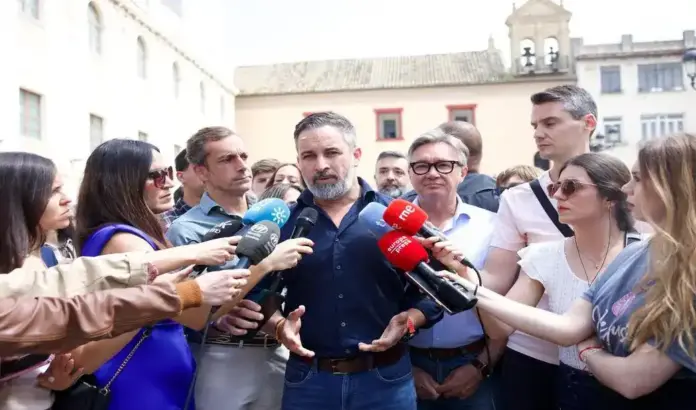 FOTOGRAFÍA. MONTILLA (ANDALUCÍA) ESPAÑA, 8 DE MAYO DE 2026. Abascal avisa a Moreno Bonilla: La prioridad nacional será determinante el 17 de mayo. El presidente de VOX, Santiago Abascal Conde, atiende los medios de comunicación en Montilla, Comunidad Autónoma de Andalucía, dentro de los actos de campaña electoral de Elecciones Andalucía 2026 (17 de Mayo, 17M). El actual portavoz parlamentario andaluz, Manuel Gavira Florentino, es el candidato de la formación a la Presidencia de la Junta de Andalucía. Lasvocesdelpueblo (Ñ Pueblo)