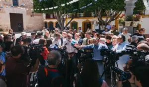 FOTOGRAFÍA. NÍJAR (ANDALUCÍA) ESPAÑA, 12 DE MAYO DE 2026. Abascal reivindica a Gavira como la única alternativa frente a PP y PSOE en la invasión migratoria, el fanatismo verde y el abuso fiscal. El presidente de VOX, Santiago Abascal Conde, atiende a los medios de comunicación en Níjar, Andalucía, dentro de los actos de campaña electoral del 17M Elecciones Andalucía 2026. Lasvocesdelpueblo (Ñ Pueblo)
