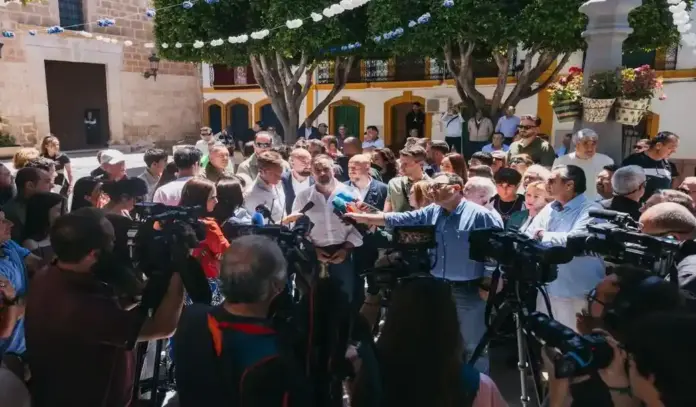 Níjar, Abascal FOTOGRAFÍA. NÍJAR (ANDALUCÍA) ESPAÑA, 12 DE MAYO DE 2026. Abascal reivindica a Gavira como la única alternativa frente a PP y PSOE en la invasión migratoria, el fanatismo verde y el abuso fiscal. El presidente de VOX, Santiago Abascal Conde, atiende a los medios de comunicación en Níjar, Andalucía, dentro de los actos de campaña electoral del 17M Elecciones Andalucía 2026. Lasvocesdelpueblo (Ñ Pueblo)