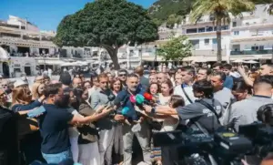 FOTOGRAFÍA. MIJAS (ANDALUCÍA) ESPAÑA, 13 DE MAYO DE 2026. Abascal: Estoy harto de los políticos que utilizan cortinas de humo. El presidente de VOX, Santiago Abascal, atiende los medios de comunicación en Mijas, dentro de los actos de campaña electoral de su formación, con candidato a la Presidencia de la Junta de Andalucía, Manuel Gavira Florentino, para el 17M Elecciones Andalucía 2026. Lasvocesdelpueblo (Ñ Pueblo)