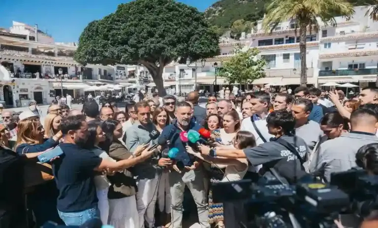 FOTOGRAFÍA. MIJAS (ANDALUCÍA) ESPAÑA, 13 DE MAYO DE 2026. Abascal: Estoy harto de los políticos que utilizan cortinas de humo. El presidente de VOX, Santiago Abascal, atiende los medios de comunicación en Mijas, dentro de los actos de campaña electoral de su formación, con candidato a la Presidencia de la Junta de Andalucía, Manuel Gavira Florentino, para el 17M Elecciones Andalucía 2026. Lasvocesdelpueblo (Ñ Pueblo)