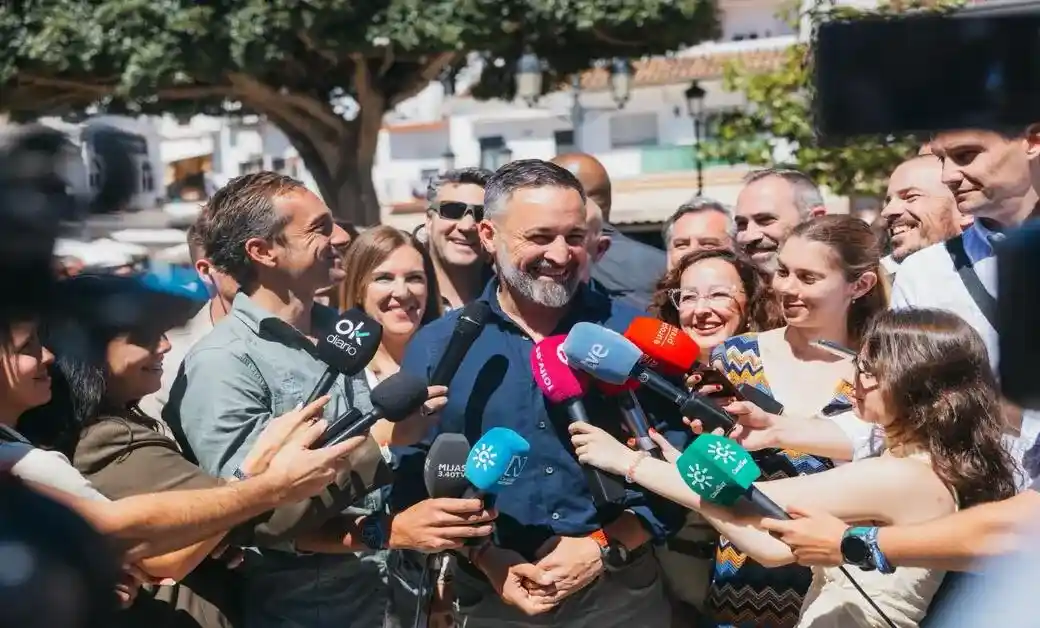 FOTOGRAFÍA. MIJAS (ANDALUCÍA) ESPAÑA, 13 DE MAYO DE 2026. Abascal: Estoy harto de los políticos que utilizan cortinas de humo. El presidente de VOX, Santiago Abascal, atiende los medios de comunicación en Mijas, dentro de los actos de campaña electoral de su formación, con candidato a la Presidencia de la Junta de Andalucía, Manuel Gavira Florentino, para el 17M Elecciones Andalucía 2026. Lasvocesdelpueblo (Ñ Pueblo)