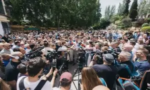 FOTOGRAFÍA. PRIEGO DE CÓRDOBA (CÓRDOBA) ANDALUCÍA (ESPAÑA), 14 DE MAYO DE 2026. Abascal: Moreno Bonilla (PP) ha confesado que está a favor de la regularización masiva . El presidente de VOX y Patriots of Europe, Santiago Abascal Conde (c); atiende a los medios de comunicación en Priego de Córdoba, en la provincia de Córdoba, junto al candidato de VOX a la Presidencia de la Junta de Andalucía, Manuel Gavira Florentino (d); dentro de los actos de campaña electoral del 17M Elecciones Andalucía 2026. Lasvocesdelpueblo (Ñ Pueblo)
