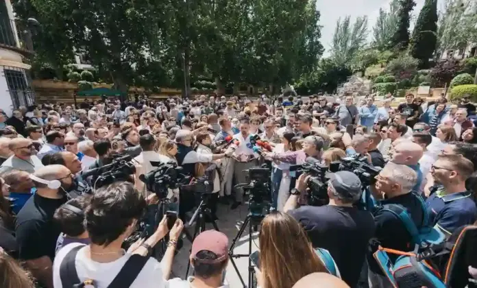 Abascal, VOX, Priego de Córdoba, Gavira FOTOGRAFÍA. PRIEGO DE CÓRDOBA (CÓRDOBA) ANDALUCÍA (ESPAÑA), 14 DE MAYO DE 2026. Abascal: Moreno Bonilla (PP) ha confesado que está a favor de la regularización masiva . El presidente de VOX y Patriots of Europe, Santiago Abascal Conde (c); atiende a los medios de comunicación en Priego de Córdoba, en la provincia de Córdoba, junto al candidato de VOX a la Presidencia de la Junta de Andalucía, Manuel Gavira Florentino (d); dentro de los actos de campaña electoral del 17M Elecciones Andalucía 2026. Lasvocesdelpueblo (Ñ Pueblo)