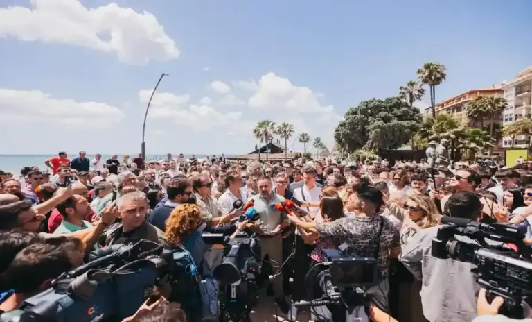 FOTOGRAFÍA. ESTEPONA (MÁLAGA) ANDALUCÍA (ESPAÑA), 15 DE MAYO DE 2026. Multitudinaria última rueda de prensa de Abascal y candidato Gavira en Estepona, en la provincia de Málaga. El presidente de VOX, Santiago Abascal Conde, ha atendido hoy a los medios de comunicación desde Estepona, junto al candidato de VOX a la presidencia de la Junta de Andalucía, Manuel Gavira Florentino; una multitudinaria y última rueda de prensa de campaña electoral de los verdes patriotas para las elecciones autonómicas andaluzas del próximo domingo 17 de mayo de 2026. Lasvocesdelpueblo (Ñ Pueblo)