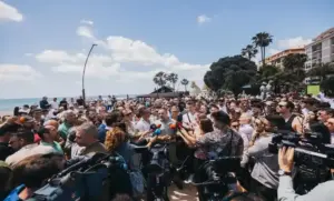 FOTOGRAFÍA. ESTEPONA (MÁLAGA) ANDALUCÍA (ESPAÑA), 15 DE MAYO DE 2026. Multitudinaria última rueda de prensa de Abascal y candidato Gavira en Estepona, en la provincia de Málaga. El presidente de VOX, Santiago Abascal Conde, ha atendido hoy a los medios de comunicación desde Estepona, junto al candidato de VOX a la presidencia de la Junta de Andalucía, Manuel Gavira Florentino; una multitudinaria y última rueda de prensa de campaña electoral de los verdes patriotas para las elecciones autonómicas andaluzas del próximo domingo 17 de mayo de 2026. Lasvocesdelpueblo (Ñ Pueblo)