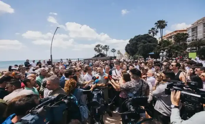FOTOGRAFÍA. ESTEPONA (MÁLAGA) ANDALUCÍA (ESPAÑA), 15 DE MAYO DE 2026. Multitudinaria última rueda de prensa de Abascal y candidato Gavira en Estepona, en la provincia de Málaga. El presidente de VOX, Santiago Abascal Conde, ha atendido hoy a los medios de comunicación desde Estepona, junto al candidato de VOX a la presidencia de la Junta de Andalucía, Manuel Gavira Florentino; una multitudinaria y última rueda de prensa de campaña electoral de los verdes patriotas para las elecciones autonómicas andaluzas del próximo domingo 17 de mayo de 2026. Lasvocesdelpueblo (Ñ Pueblo)
