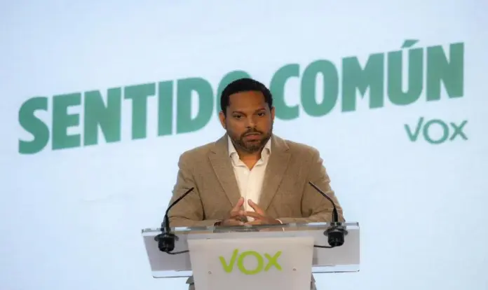 Ignacio Garriga Vaz de Conceiçao FOTOGRAFÍA. MADRID (ESPAÑA), 18 DE MAYO DE 2026. El secretario general de VOX, Ignacio Garriga Vaz de Conceiçao, ofrece una rueda de prensa, posterior a la reunión del Comité de Acción Política (CAP) de su formación, este lunes en la sede nacional de los obreros de España en calle Bambú 12 de la capital del país, Madrid. Lasvocesdelpueblo (Ñ Pueblo)