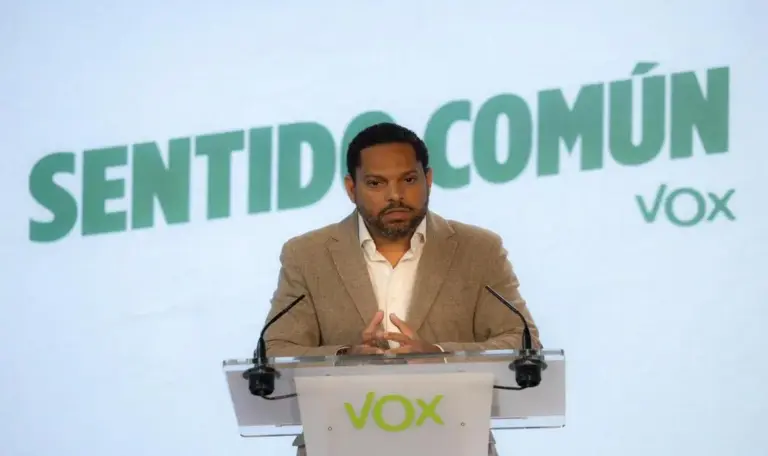 FOTOGRAFÍA. MADRID (ESPAÑA), 18 DE MAYO DE 2026. El secretario general de VOX, Ignacio Garriga Vaz de Conceiçao, ofrece una rueda de prensa, posterior a la reunión del Comité de Acción Política (CAP) de su formación, este lunes en la sede nacional de los obreros de España en calle Bambú 12 de la capital del país, Madrid. Lasvocesdelpueblo (Ñ Pueblo)