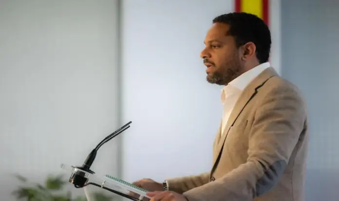 FOTOGRAFÍA. MADRID (ESPAÑA), 18 DE MAYO DE 2026. El secretario general de VOX, Ignacio Garriga Vaz de Conceiçao, ofrece una rueda de prensa, posterior a la reunión del Comité de Acción Política (CAP) de su formación, este lunes en la sede nacional de los obreros de España en calle Bambú 12 de la capital del país, Madrid. Lasvocesdelpueblo (Ñ Pueblo)