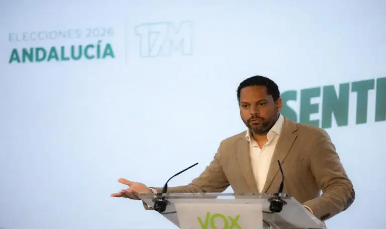 FOTOGRAFÍA. MADRID (ESPAÑA), 18 DE MAYO DE 2026. El secretario general de VOX, Ignacio Garriga Vaz de Conceiçao, ofrece una rueda de prensa, posterior a la reunión del Comité de Acción Política (CAP) de su formación, este lunes en la sede nacional de los obreros de España en calle Bambú 12 de la capital del país, Madrid. Lasvocesdelpueblo (Ñ Pueblo)
