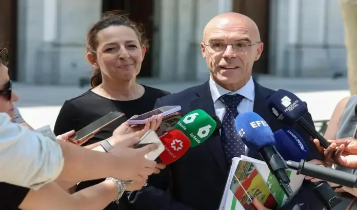 Marta Castro, Buxadé FOTOGRAFÍA. MADRID (ESPAÑA), 22 DE MAYO DE 2026. El jefe de la Delegación de VOX en el Parlamento Europeo, Abogado del Estado y jefe de los servicios jurídicos de VOX, Jorge Buxadé Villalba; junto a la letrada y coordinadora jurídica nacional de VOX, Marta Castro Fuentes; ha comparecido este viernes ante los medios de comunicación tras la vista celebrada en la Sala de lo Contencioso-Administrativo del Tribunal Supremo sobre las medidas cautelares solicitadas por la formación contra el decreto de regularización extraordinaria de inmigrantes aprobado por el Gobierno de España. Lasvocesdelpueblo Ñ (Pueblo)