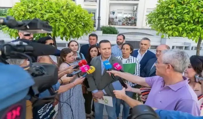 FOTOGRAFÍA. MÉRIDA (EXTREMADURA), 22 DE MAYO DE 2026. El vicepresidente de Extremadura va a solicitar la deportación del agresor de Mérida. El Vicepresidente del Gobierno de la Junta de Extremadura y presidente del Grupo Parlamentario de VOX en la Asamblea de Extremadura, Óscar Fernández Calle, atiende a los medios de comunicación este viernes en Mérida, Comunidad autónoma de Extremadura. Lasvocesdelpueblo (Ñ Pueblo)