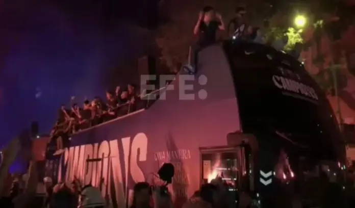 FOTOGRAFÍA. BARCELONA (CATALUÑA) ESPAÑA, 11 DE MAYO DE 2026. La rúa del título de Liga del Barça recorre las calles ante miles de seguidores. Miles de aficionados azulgranas persiguen por las calles del centro de Barcelona a la rúa de FC Barcelona para celebrar el título d ela liga, conseguido ayer, domingo 10 de mayo ante un desconocido Real Madrid que llegó al clásico con un enfrentamiento interno que ha acabo en sanciones de 500.000 euros dictadas por la dirección del Real Madrid a los jugadores de su vestuario que cierra el año deportivo en blanco como el color de su camiseta. Captura vídeo Efe