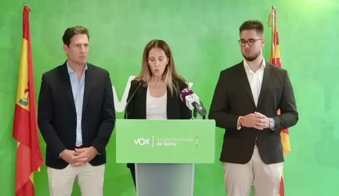 Macián, Rodríguez, Axinte, Salou FOTOGRAFÍA. SALOU (TARRAGONA) ESPAÑA, 29 DE MAYO DE 2026. Caso Zapatero: Macián, Rodríguez y Axinte denuncian la corrupción del PSC e inseguridad en Salou. El diputado de VOX por Tarragona al Parlament de Catalunya y presidente provincial de VOX Tarragona, Sergio Macián de Greef; junto a la portavoz del Grupo Municipal de VOX en el Ayuntamiento de Salou, Ana Belén Rodríguez Ros; y el concejal Pau Daniel Axinte Axinte; han comparecido este jueves para valorar la situación preocupante de la ciudad, del Gobierno municipal y del PSC-PSOE. Lasvocesdelpueblo (Ñ Pueblo)
