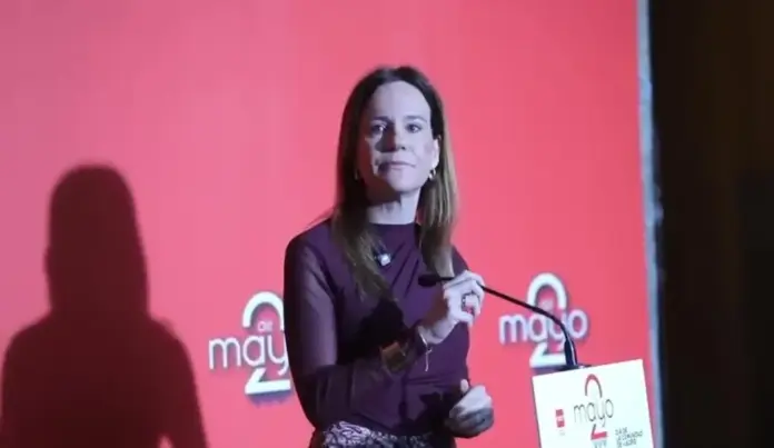 FOTOGRAFÍA. MADRID (ESPAÑA), 02 DE MAYO DE 2026. Isabel invoca el espíritu del 2 de Mayo frente a la invasión del extranjero. La portavoz de VOX en la Asamblea de Madrid y portavoz nacional de Agenda España de VOX, Isabel La Buena (Isabel Pérez Moñino-Aranda), durante una declaración institucional dentro de los actos del Día de la Comunidad de Madrid, el Dos de Mayo. Lasvocesdelpueblo (Ñ Pueblo)