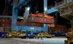 FOTOGRAFÍA. ASHDOD (ISRAEL), 30 DE ABRIL DE 2026. Israel ha recibido más de 115.600 toneladas de equipo militar en 403 transportes aéreos y 10 transportes marítimos. En una operación logística global a gran escala, dos buques de carga atracaron en los puertos de Ashdod (Israel) y Haifa (Israel), transportando miles de municiones aéreas y terrestres, camiones militares, vehículos tácticos ligeros conjuntos (JLTV) y equipo militar adicional. Lasvocesdelpueblo (Ñ Pueblo)