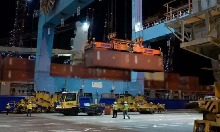 FOTOGRAFÍA. ASHDOD (ISRAEL), 30 DE ABRIL DE 2026. Israel ha recibido más de 115.600 toneladas de equipo militar en 403 transportes aéreos y 10 transportes marítimos. En una operación logística global a gran escala, dos buques de carga atracaron en los puertos de Ashdod (Israel) y Haifa (Israel), transportando miles de municiones aéreas y terrestres, camiones militares, vehículos tácticos ligeros conjuntos (JLTV) y equipo militar adicional. Lasvocesdelpueblo (Ñ Pueblo)