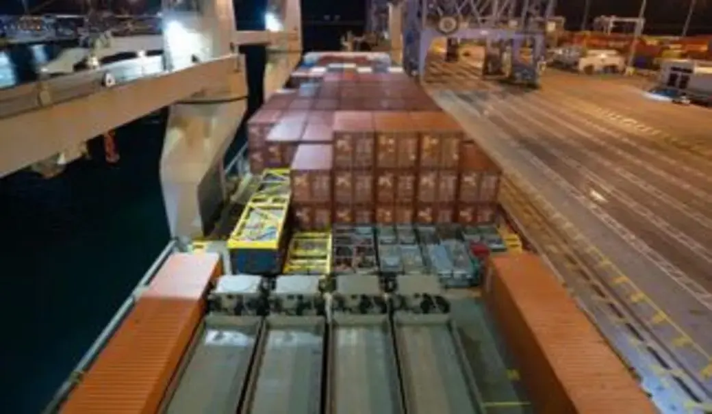 FOTOGRAFÍA. ASHDOD (ISRAEL), 30 DE ABRIL DE 2026. Israel ha recibido más de 115.600 toneladas de equipo militar en 403 transportes aéreos y 10 transportes marítimos. En una operación logística global a gran escala, dos buques de carga atracaron en los puertos de Ashdod (Israel) y Haifa (Israel), transportando miles de municiones aéreas y terrestres, camiones militares, vehículos tácticos ligeros conjuntos (JLTV) y equipo militar adicional. Lasvocesdelpueblo (Ñ Pueblo)